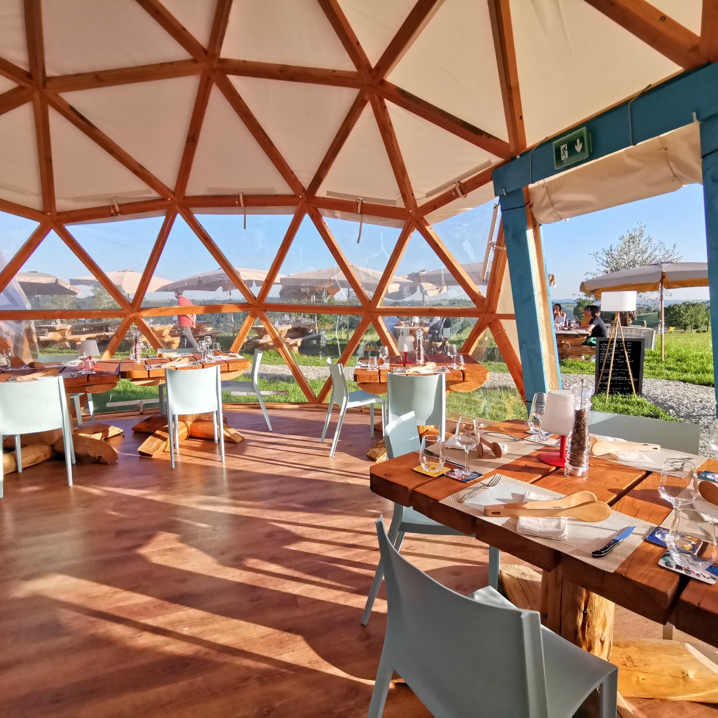 Intérieur dôme géodésique restaurant Bulle de Salers