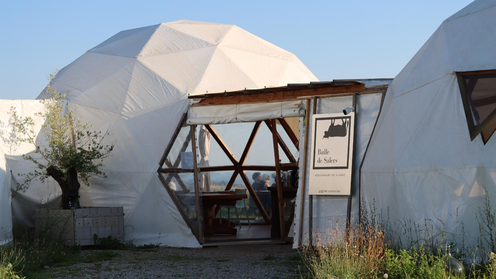 Dômes géodésiques Bulle de Salers vue panoramique Cantal
