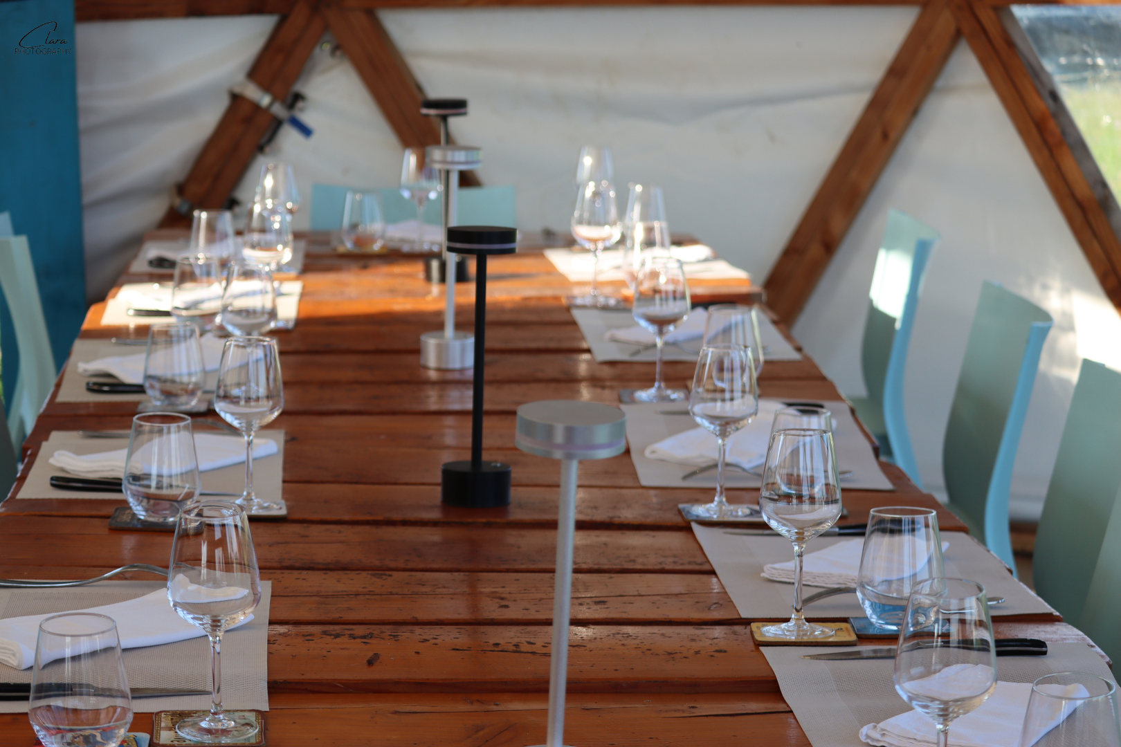 Table dressée dôme géodésique restaurant été Bulle de Salers