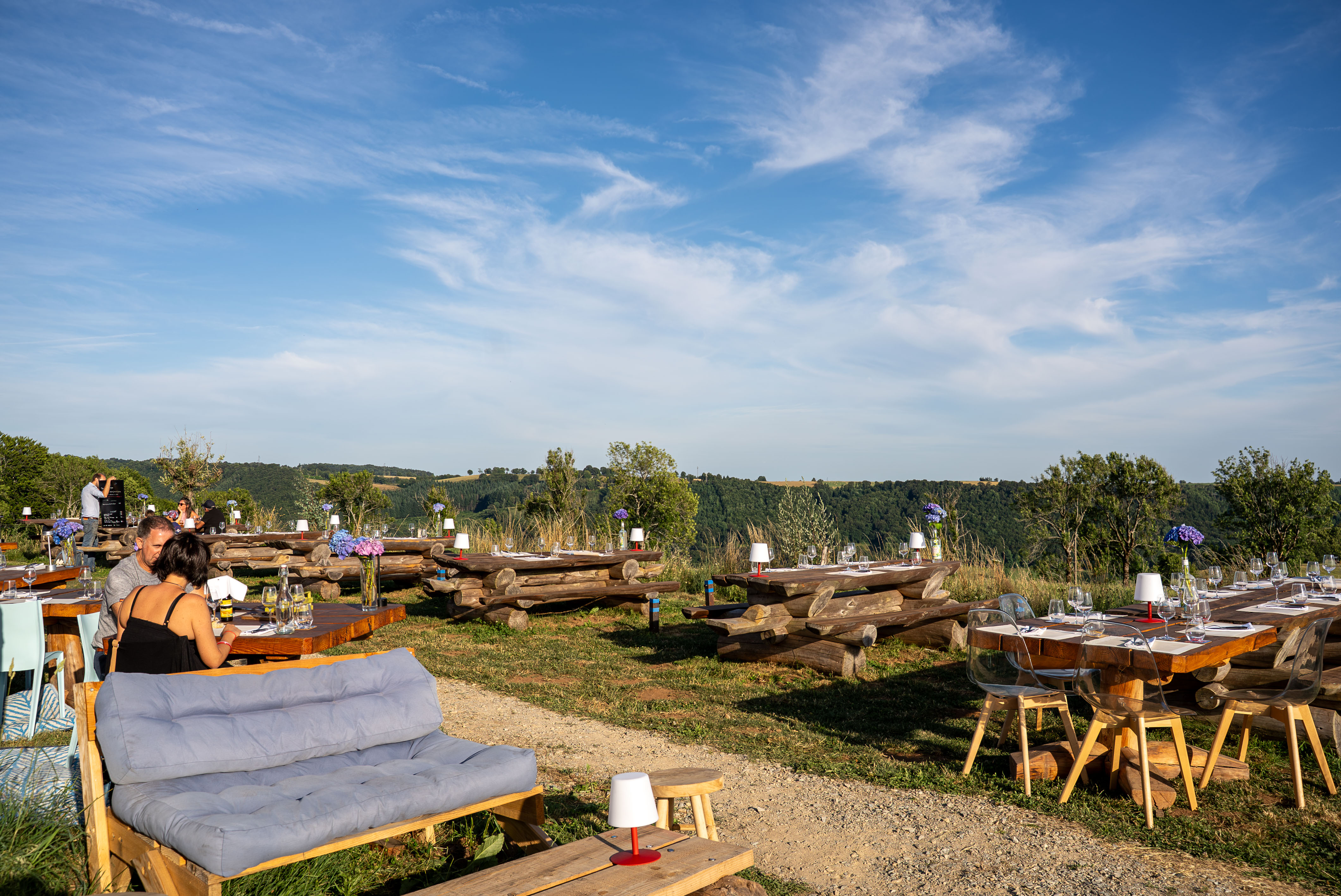 Terrasse restaurant vue volcans Cantal Aurillac