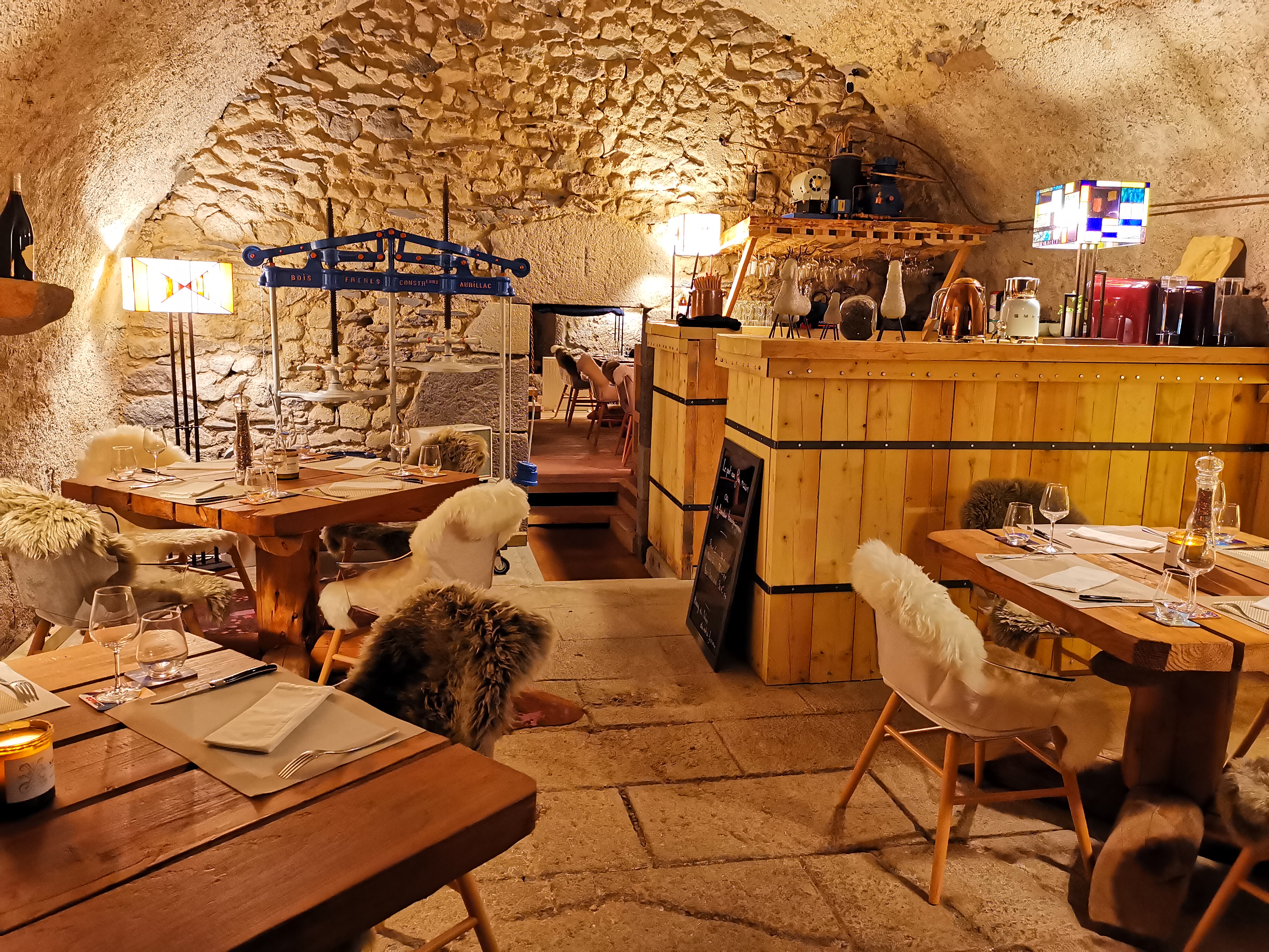 Buron traditionnel Cantal hiver - Restaurant Bulle de Salers architecture locale
